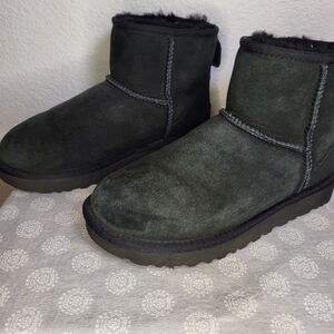 UGGs Low Top Shearling Ankle Boots in Black size 6